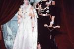 Královna Alžběta II. se stala britskou panovnicí 6. února 1952 po smrti svého otce. Snímek, na kterém je s manželem, pochází ze dne její korunovace, která se ovšem odehrála až v roce 1953