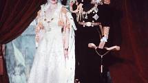 Královna Alžběta II. se stala britskou panovnicí 6. února 1952 po smrti svého otce. Snímek, na kterém je s manželem, pochází ze dne její korunovace, která se ovšem odehrála až v roce 1953.