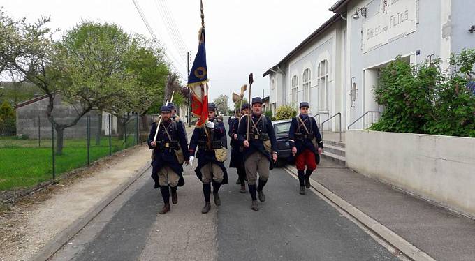 Členové francouzské vojensko-historické asociace se na protest proti zákazu zbraní vyzbrojili košťaty