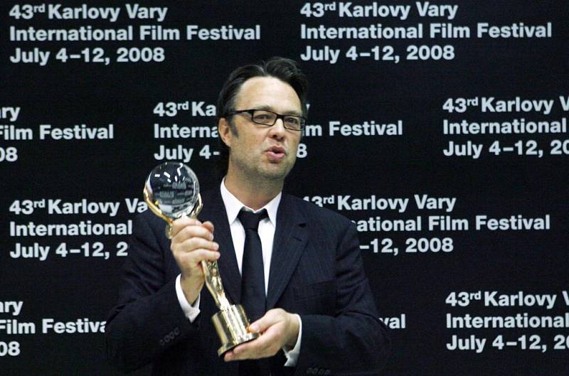 Režisér dánského snímku Ukrutně šťastní Henrik Ruben Genz převzal Velkou cenu - Křišťálový glóbus na závěrečném ceremoniálu mezinárodního filmového festivalu, který se konal 12. července v Karlových Varech.