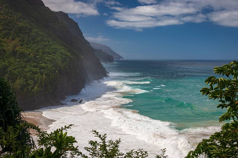 Krásná a nebezpečná. Na havajské pláži Hanakapiai nejsou ani žádné výrazné útesy, které by silným proudům bránily, proto se může stát, že člověka odtáhnou do moře.
