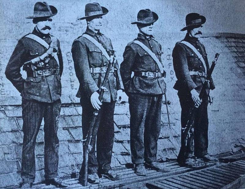 Bojovníci za nezávislost Irska se sdružovali v různých partyzánských a polovojenských organizacích. Na snímku dobrovolníci z tzv. Irské občanské armády