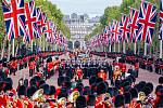 Smuteční průvod s pozůstatky královny Alžběty II. se blíží k památníku královny Viktorie před Buckinghamským palácem