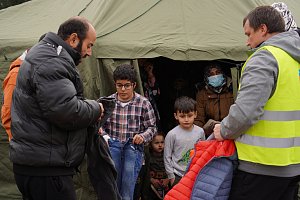Migranti v táboře ve slovenských Kútech, nedaleko českých hranic. Je pro běžence zastávkou na cestě do Německa. 