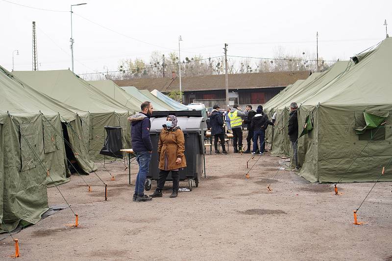 Stanový tábor pro migranty ve slovenských Kútech, nedaleko českých hranic. Je pro běžence zastávkou na cestě do Německa. Má kapacitu dvě stě lidí