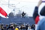 Policejní zátaras na demonstraci proti režimu prezidenta Alexandra Lukašenka v Minsku 25. října 2020