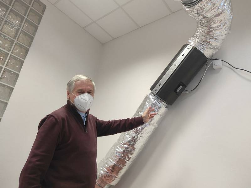 Nový systém filtrace vzduchu, který účinně brání přenosu onemocnění SARS-COV-2 v interiéru, vymysleli vědci Centra materiálů a nanotechnologií (CEMNAT) Fakulty chemicko-technologické Univerzity Pardubice.