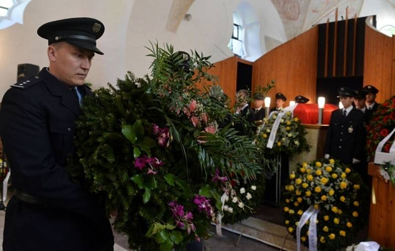 V Mělníku se 12. května konal pohřeb policistky, kterou při ujíždění hlídce smrtelně zranil zdrogovaný řidič.