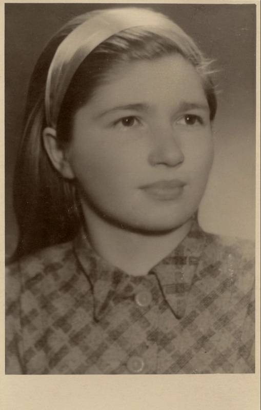 Anna Kostíková z Vyšné Pisané pobývala ve školním roce 1946-47 v penzionátu Voršilek v Olomouci. Bylo jí v té době 13 let.