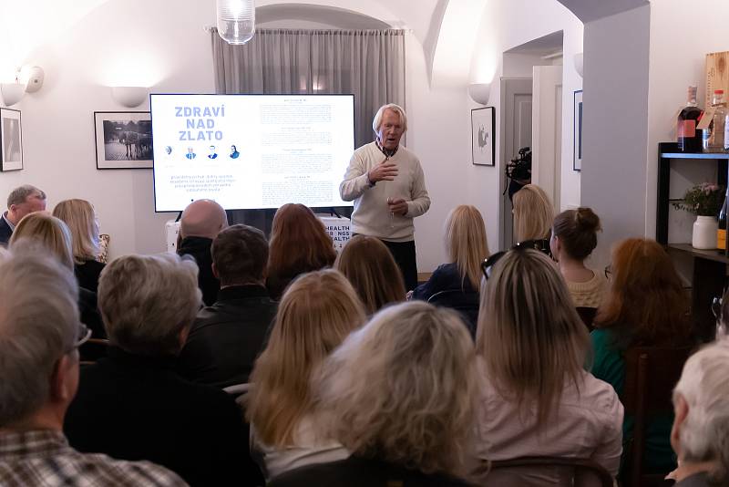 Ani v šedesáti, ani v sedmdesáti není pozdě na změnu, která bude znamenat zdravější a šťastnější stáří, radí profesor Dvořák.