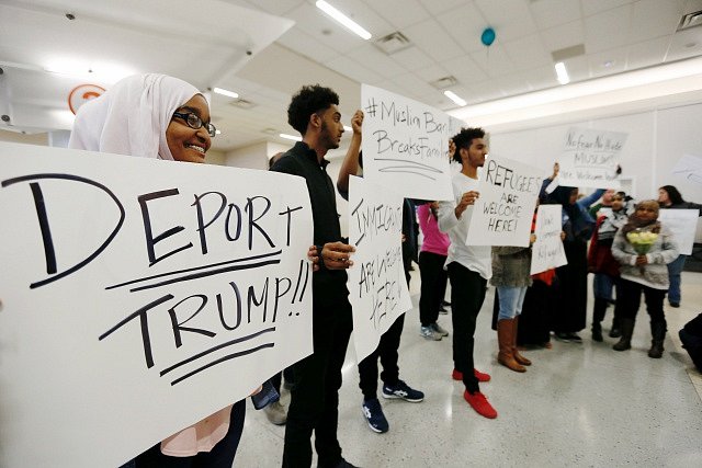  Stovky lidí protestovaly proti Trumpovu migračnímu příkazu