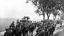 Ruští vojáci pochodují v září 1939 Polskem