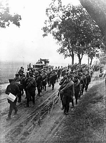 Ruští vojáci pochodují v září 1939 Polskem