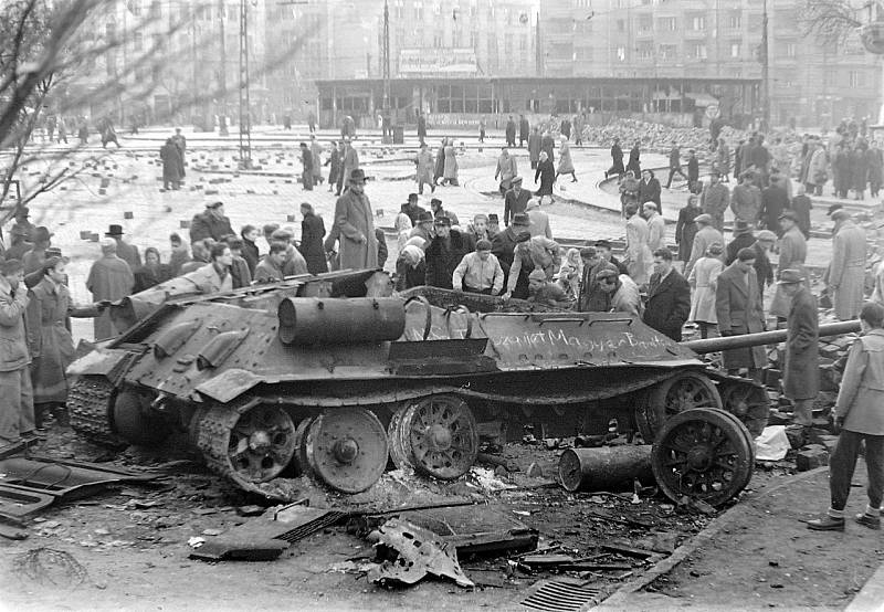 Sovětský tank T-34/85, zničený při útoku proti maďarskému povstání v roce 1956