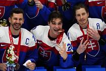 Slovenští hokejisté pózují s olympijskými bronzovými medailemi. Zleva Marek Hrivík, Juraj Slafkovský a Peter Cehlárik.