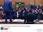 V tureckém parlamentu se kvůli rušení imunity strhla další rvačka.