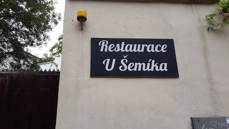 Restaurace odkazující k názvem kk pověsti o Šemíku a Horymírovi.