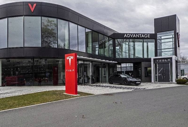 V říjnu se v Praze otevřelo oficiální dealerství "elektromobilní" značky Tesla. Již od jara na stejném místě fungoval servis