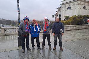 Čeští fanoušci nebudou chybět ani v polském kotli Národního stadionu ve Varšavě. Mezi nimi bude i kvartet (zleva) Jiří, a tři Zdeňkové Doležalové.