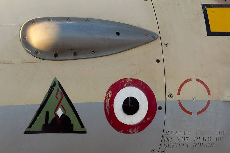 Stíhačky "zdobil" trojúhelníkový symbol bojového úkolu se siluetou jaderného reaktoru uprostřed a znak iráckého letectva