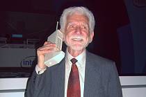 Otec mobilního telefonu Martin Cooper v roce 2007 s mobilem, ze kterého v roce 1973 uskutečnil vůbec první telefonát z takového přístroje.