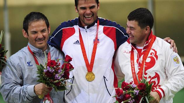 Česko má druhé zlato. Štastný olympijský vítěz David Kostelecký s dalšími dvěma medailisty - Italem Pellielem (vlevo) a Rusem Alipovem.