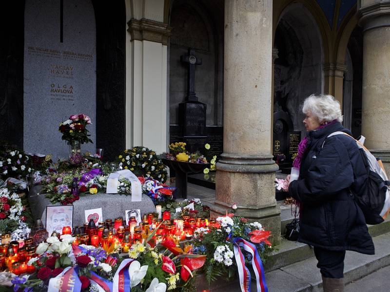 Lidé si připomněli 18. prosince druhé výročí úmrtí Václava Havla u jeho hrobu na Olšanských hřbitovech v Praze.