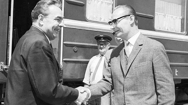 Leonid Iljič Brežněv se po vystoupení z vlaku v Čierné nad Tisou v červenci 1968 zdraví s Alexandrem Dubčekem. Rozhovory se vedly přímo ve vagonech, proto získaly označení vagonová jednání