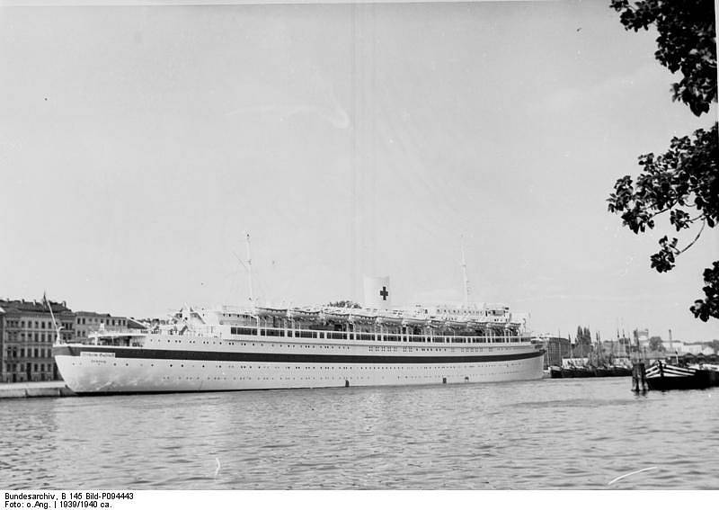 Rekreační loď Wilhelm Gustloff byla těsně před začátkem války přidělena armádě a využívala ji i německá propaganda. Pověst "plovoucího paláce" ji přibližovala Titaniku, s nímž bohužel sdílela i osud. Ke dnu však vzala víc než pětkrát tolik lidí