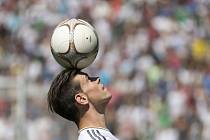 Gareth Bale předvádí své parádičky fanouškům Realu Madrid na zaplněném San Bernabeu.