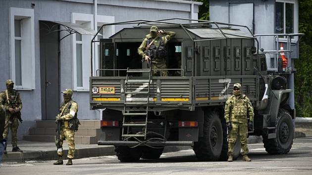 Ruští vojáci hlídkují v Chersonu na jihu Ukrajiny 20. května 2022.