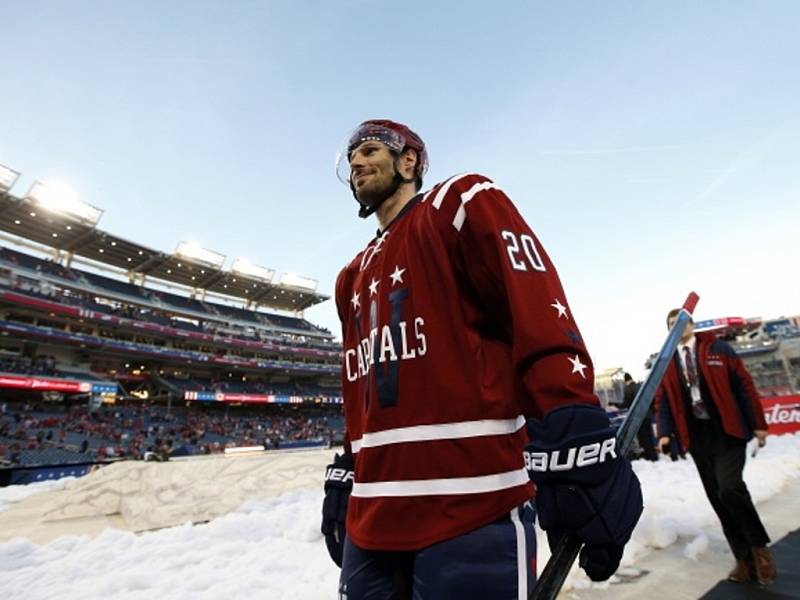 Troy Brouwer z Washingtonu rozhodl zápas pod širým nebem proti Chicagu.