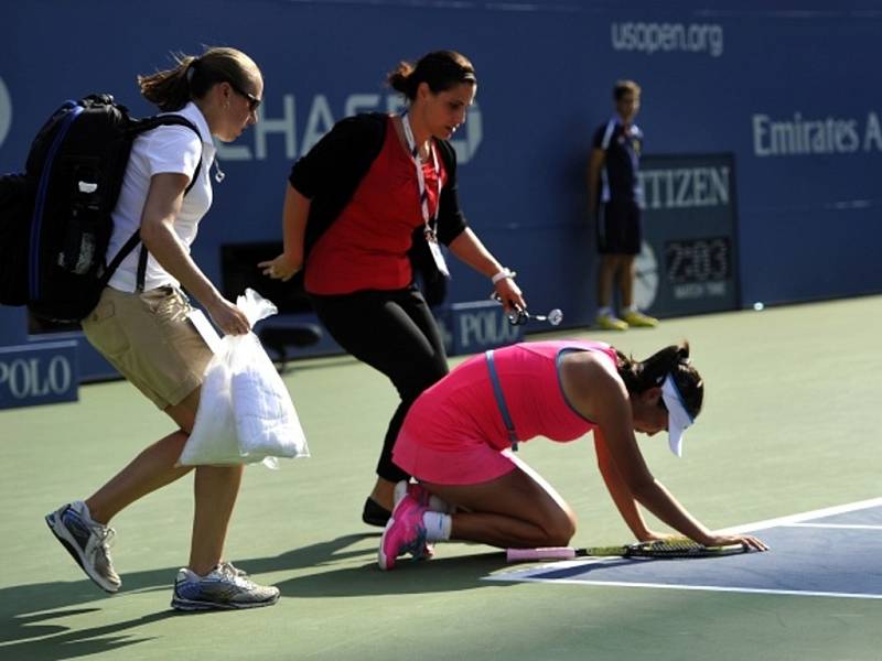 Pcheng Šuaj zkolabovala vyčerpáním v semifinále US Open 2014.