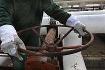 Uzavírání ropovodu - Pracovník rafinérské společnosti uzavírá potrubí s ropou. Ilustrační foto.