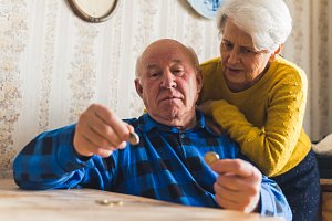 Možnosti seniorů, jak si ve stáří prostřednictvím úspor trochu přilepšit k důchodu, se od poloviny letošního roku výrazně zmenší. Ilustrační snímek