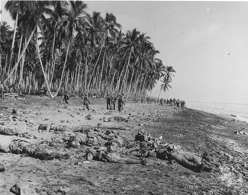 Mrtví japonští vojáci na písku u ústí Aligátořího potoka na ostrově Guadalcanal po bitvě na Tenaru