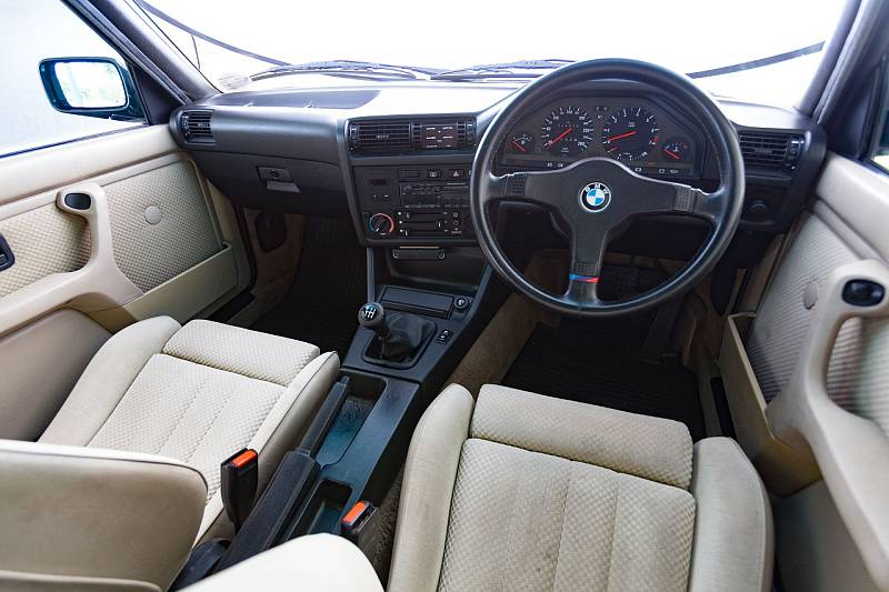 BMW 333i (E30).