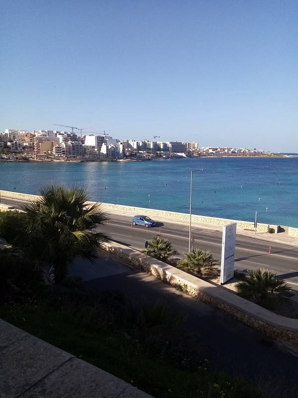 Fotbalový turnaj na Maltě: Výhled z hotelu Salini, který je vyhrazen jen fotbalistům