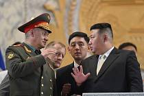 Vojenská přehlídka v hlavním městě KLDR Pchjongjangu, na snímku ruský ministr obrany Sergej Šojgu a severokorejský vůdce Kim Čong-un. Ilustrační foto