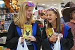 Na půlnoční prodej osmého dílu ságy britské spisovatelky Joanne Kathleen Rowlingové Harry Potter a prokleté dítě přišly v Praze stovky lidí, někteří v kostýmech