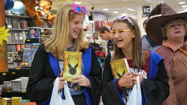 Na půlnoční prodej osmého dílu ságy britské spisovatelky Joanne Kathleen Rowlingové Harry Potter a prokleté dítě přišly v Praze stovky lidí, někteří v kostýmech.    Londýn - Fanoušci Harryho 