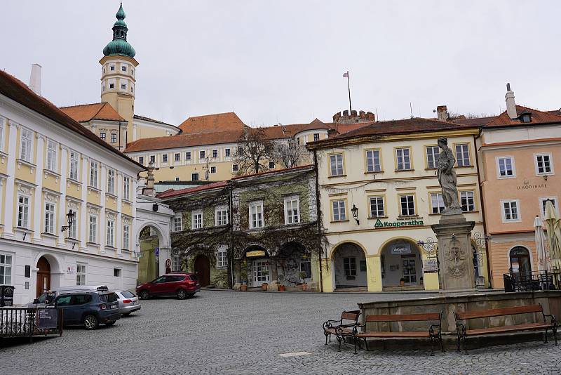 Koronavirus vyprázdnil ale i ulice menších měst, například Mikulova…