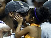 Kobe Bryant přijímá polibek od cerky Gianny po triumfu ve finále NBA nad Orlandem.
