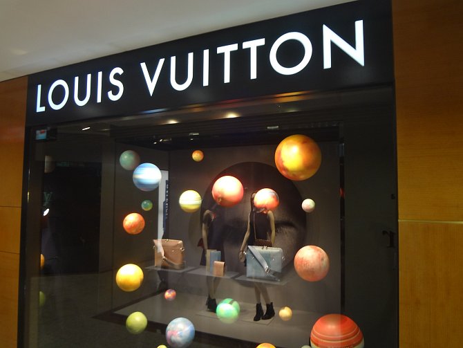 Prodejna kabelek Louis Vuitton. Ilustrační foto
