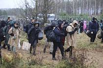Migranti nejen z Blízkého východu poblíž běloruského města Grodno na hranici s Polskem 8. listopadu 2021