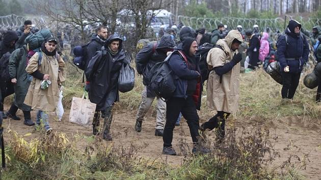 Migranti nejen z Blízkého východu poblíž běloruského města Grodno na hranici s Polskem 8. listopadu 2021