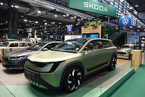 Na výstavě Rétromobile se představilo i SUV Škoda Vision 7S, kterým dává Škoda Auto nahlédnout do nového designového jazyka značky.