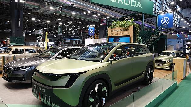 Na výstavě Rétromobile se představilo i SUV Škoda Vision 7S, kterým dává Škoda Auto nahlédnout do nového designového jazyka značky.