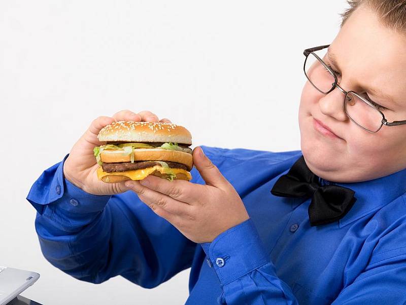 Rostoucí a neléčená obezita může vést k vysokému krevnímu tlaku či cukrovce. Důsledkem bývají také nádorová a kardiovaskulární onemocnění či deprese