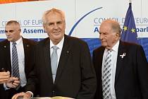 prezident Miloš Zeman se podepsal do pamětní knihy před svým vystoupením na Parlamentním shromáždění Rady Evropy. Vpravo je úřadující předseda Roger Gale.